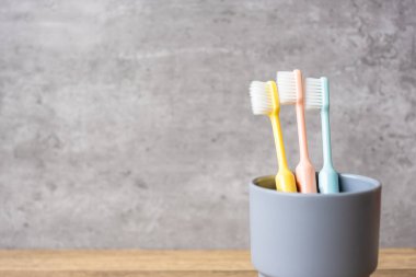 Diş fırçası seti banyoda duvarın arkasında. Dünya Ağız Sağlığı Günü ve Bedava Diş Günü Konsepti