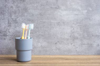 Diş fırçası seti banyoda duvarın arkasında. Dünya Ağız Sağlığı Günü ve Bedava Diş Günü Konsepti