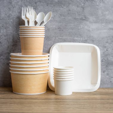 Masa arkasında çevre dostu yiyecek ambalajı. Doğal kap: kap, tabak, kaşık ve çatal. sıfır atık, kirlilik, toprak günü, ücretsiz plastik, dünya çevre günü konsepti