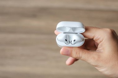 Akıllı telefonla kullanmak için beyaz kablosuz kulaklık ya da kulaklık. Teknoloji konsepti