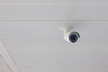 Ofis ya da evin arka planına sahip modern güvenlik kamerası, otopark için kayıt ve emlak koruması için CCTV