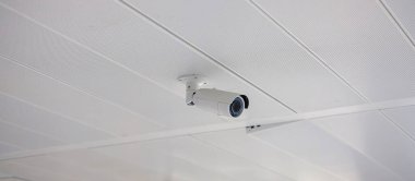 Ofis ya da evin arka planına sahip modern güvenlik kamerası, otopark için kayıt ve emlak koruması için CCTV