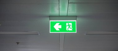 Metro istasyonunun içindeki duvarda yangın çıkışı tabelası var. Güvenlik kavramı