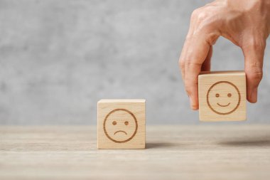 El ele tutuşarak gülümseme engeli. Müşteri, kullanıcı değerlendirmeleri için Emoticon 'u seçer. Hizmet derecesi, sıralama, müşteri değerlendirmesi, memnuniyet, ruh hali, ruh sağlığı ve geri bildirim kavramı