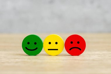 Duygusal yüz bloğu. Müşteri, kullanıcı değerlendirmeleri için Emoticon 'u seçer. Hizmet derecesi, sıralama, müşteri değerlendirmesi, memnuniyet, ruh hali, değerlendirme ve geri bildirim kavramı