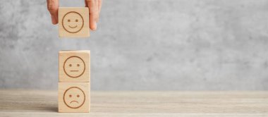El ele tutuşmak duygu engelleyicidir. Müşteri, kullanıcı değerlendirmeleri için Emoticon 'u seçer. Hizmet derecesi, sıralama, müşteri değerlendirmesi, memnuniyet, ruh hali, değerlendirme ve geri bildirim kavramı