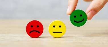 El ele tutuşmak duygu engelleyicidir. Müşteri, kullanıcı değerlendirmeleri için Emoticon 'u seçer. Hizmet derecesi, sıralama, müşteri değerlendirmesi, memnuniyet, ruh hali, değerlendirme ve geri bildirim kavramı