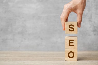 Seo (Arama Motoru İyimserleştirme) tablo arkaplanındaki metin tahta küp blokları. Fikir, Strateji, Reklam, Pazarlama, Anahtar Kelime ve İçerik kavramı