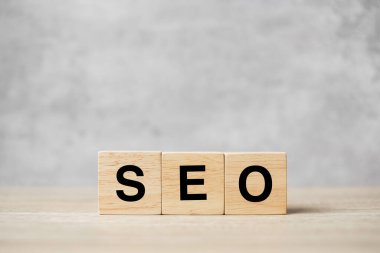 Seo (Arama Motoru İyimserleştirme) tablo arkaplanındaki metin tahta küp blokları. Fikir, Strateji, Reklam, Pazarlama, Anahtar Kelime ve İçerik kavramı
