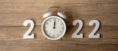 Geriye dönük alarm saati ve ahşap numarayla 2022 Mutlu Yıllar. Mutlu Noeller, Yeni Başlangıç, Çözüm, Geri sayım, Hedefler, Plan, Eylem ve Görev Konsepti