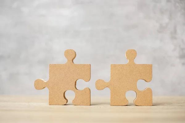 Verbindendes Paar Puzzleteil Holzpuzzle Auf Dem Tisch Unternehmenslösungen Mission Erfolg — Stockfoto