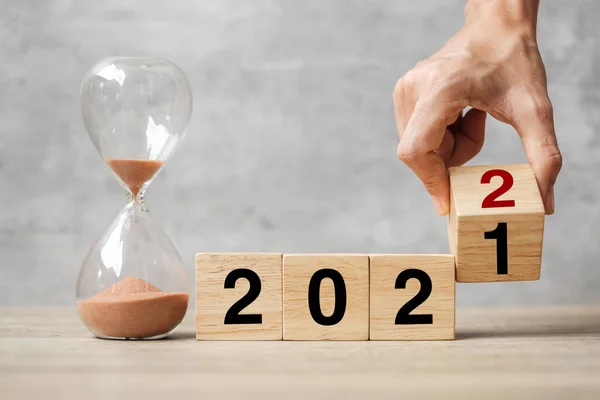Перегортання Рук 2021 2022 Текст Піщаним Годинником Столі Резолюція Час — стокове фото