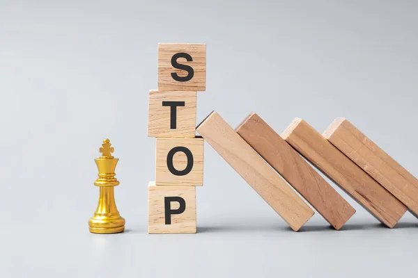 Drewniane Domino Spadające Bloki Stop Złotej Figury Króla Szachów Biznes — Zdjęcie stockowe