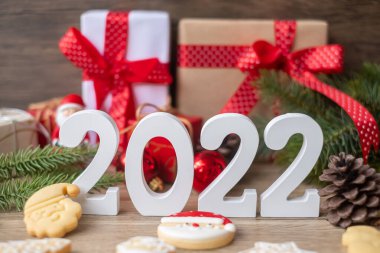 Mutlu Noeller ve 2022 Mutlu yıllar. Masada süslemeler var. Xmas arifesi, parti, tatil ve boks günü konsepti