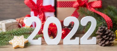 Mutlu Noeller ve 2022 Mutlu yıllar. Masada süslemeler var. Xmas arifesi, parti, tatil ve boks günü konsepti