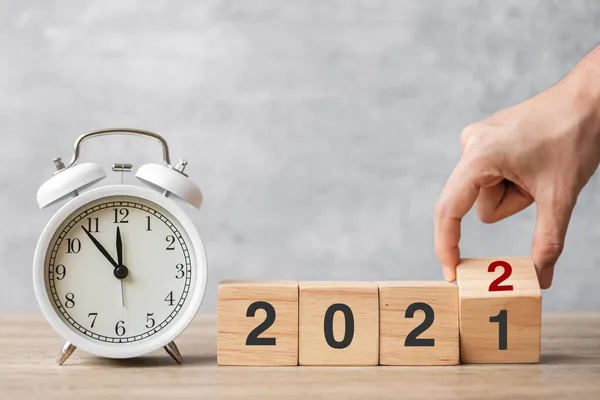 Anul Nou Fericit Ceas Deșteptător Epocă Mână Flipping 2021 Schimba — Fotografie, imagine de stoc