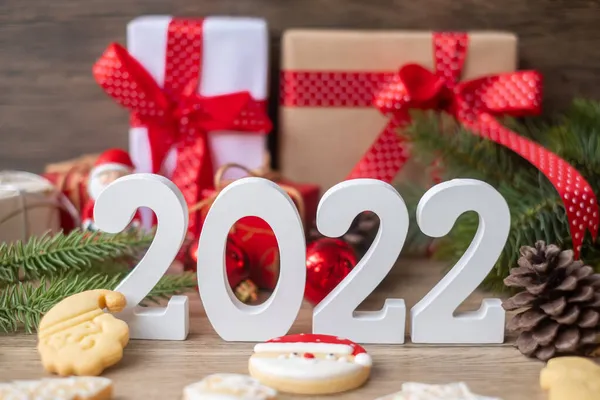 Mutlu Noeller ve 2022 Mutlu yıllar. Masada süslemeler var. Xmas arifesi, parti, tatil ve boks günü konsepti