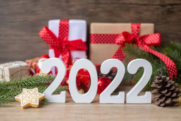 Mutlu Noeller ve 2022 Mutlu yıllar. Masada süslemeler var. Xmas arifesi, parti, tatil ve boks günü konsepti
