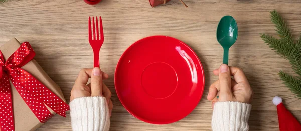 Frohe Weihnachten Mit Frauenteller Gabel Und Löffel Auf Holztischhintergrund Weihnachten — Stockfoto