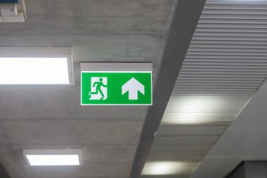 Metro istasyonunun içindeki duvarda yangın çıkışı tabelası var. Güvenlik kavramı