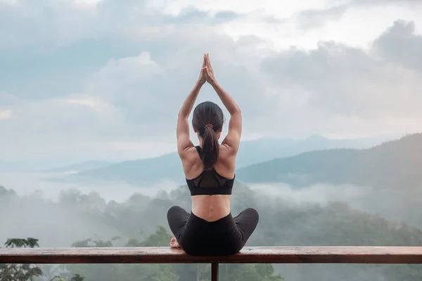 Ung Kvinna Som Gör Yoga Och Stretching Muskler Morgonen Frisk — Stockfoto