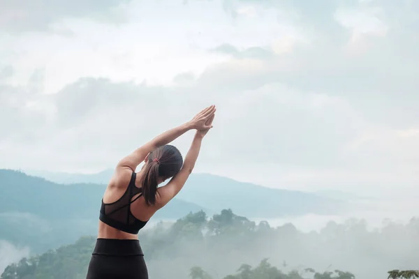 Ung Kvinna Som Gör Yoga Och Stretching Muskler Morgonen Frisk — Stockfoto