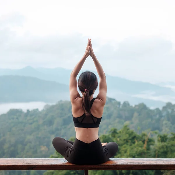 Mujer Joven Haciendo Yoga Estiramiento Muscular Por Mañana Meditación Niña —  Fotos de Stock