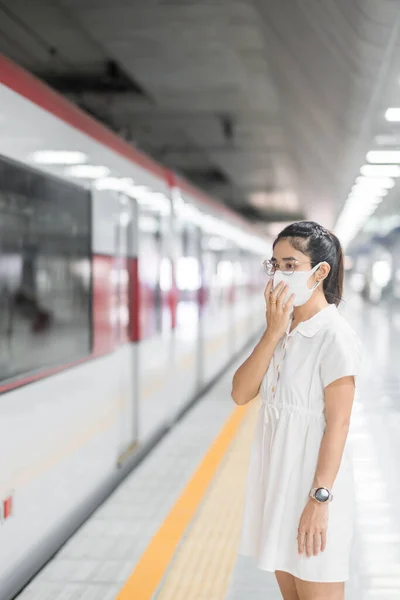 Frau Mit Schutzmaske Verhindert Coronavirus Infektion Während Des Wartens Auf — Stockfoto