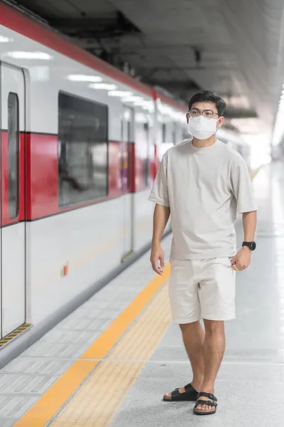 Hombre Que Usa Protección Antifaz Prevención Coronavirus Inflexión Durante Tren —  Fotos de Stock