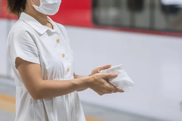 Frau Saubere Hand Durch Feuchttücher Öffentlichen Verkehrsmitteln Schutz Der Coronavirus — Stockfoto