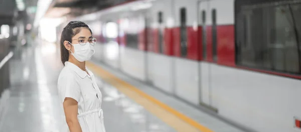Mujer Que Usa Protección Antifaz Prevención Coronavirus Inflexión Durante Tren —  Fotos de Stock