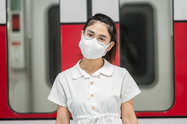 Mujer Feliz Con Prevención Máscara Facial Protectora Coronavirus Inflexión Durante —  Fotos de Stock