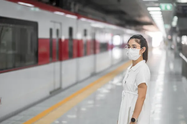 Frau Mit Schutzmaske Verhindert Coronavirus Infektion Während Des Wartens Auf — Stockfoto