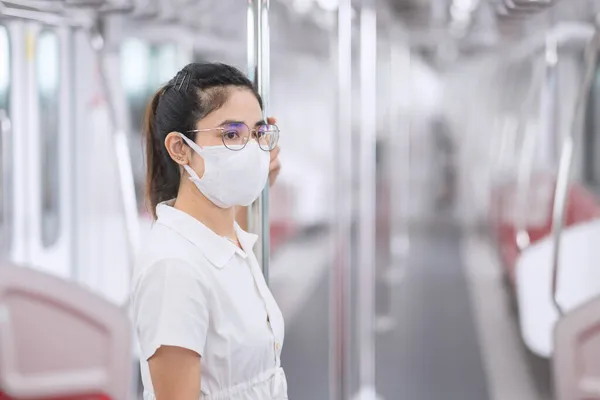 Frau Trägt Medizinische Gesichtsmaske Prävention Coronavirus Beugung Zug Öffentliche Verkehrsmittel — Stockfoto