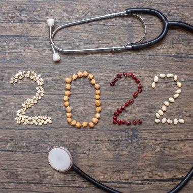 Organik fasulyelerle 2022 yılbaşı; kırmızı, beyaz, nohut ve Adlay masada. Hedefler, Sağlıklı, Motivasyon, Çözünürlük, Kilo kaybı, Diyet ve Dünya Gıda Günü konsepti
