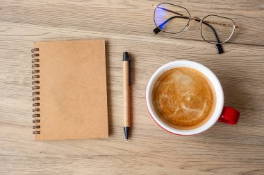 Boş defter ve kahve fincanı ahşap masada. Motivasyon, Çözüm, Liste, Strateji ve Planlama Konsepti