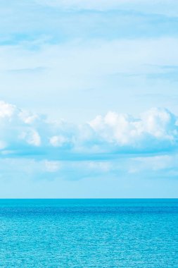 Güzel okyanus ve mavi gökyüzü arkaplanı. Rahatlama, yaz, seyahat, tatil ve tatil kavramı