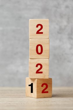 Tablo üzerinde 2021 'den 2022' ye kadar metin çevirme işlemi. Çözüm, strateji, plan, hedef, motivasyon, yeniden başlatma, iş ve yeni yıl tatili kavramları