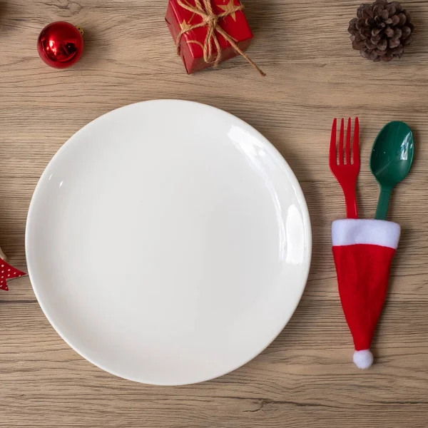 Frohe Weihnachten Mit Teller Gabel Und Löffel Auf Holztischhintergrund Weihnachten — Stockfoto