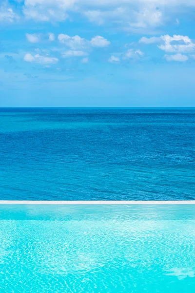 Infinity Pool Luxushotel Direkt Meer Tropisches Resort Entspannen Sommer Reisen — Stockfoto