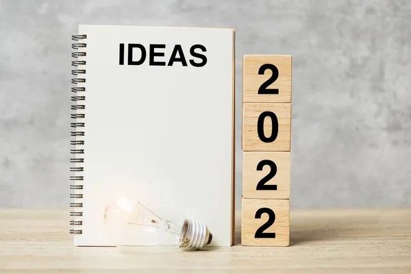 2022 Kostky Textového Dřeva Ideas Slovo Žárovkou Stole Nový Rok — Stock fotografie