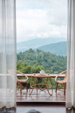 Çaydanlık sabah ya kır evindeki dağ manzaralı masaya kurulur ya da evde kalır. Tatil, seyahat ve seyahat konsepti