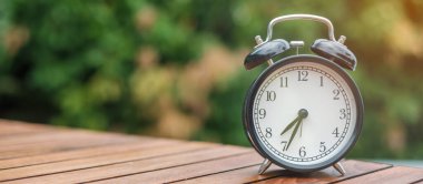 Ahşap masada klasik çalar saat ve metin için de yeri kopyala. Etkinlik, günlük rutin, sabah, egzersiz ve iş hayatı dengesi kavramı