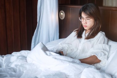 Evde yatarken migren ağrısı çeken bir kadın. uykusuzluk, uykusuzluk, yorgunluk, acı ve stres kavramları