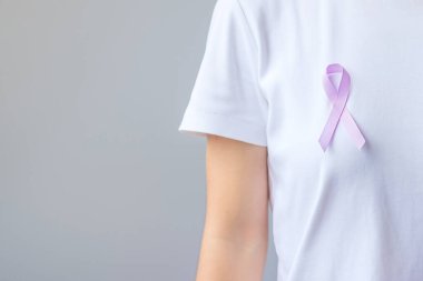 Dünya Kanser Günü (4 Şubat). Yaşayan ve hastalıkları desteklemek için lavanta mor kurdele. Sağlık ve Tıp Konsepti