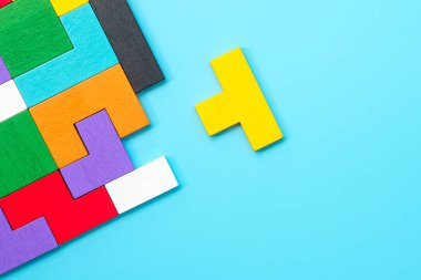 Mavi arka planda renkli ahşap yapboz parçaları, geometrik şekil bloğu. Mantıksal düşünme kavramları, Conundrum, çözümler, rasyonel, strateji, dünya mantık günü ve eğitim