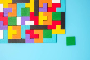 Mavi arka planda renkli ahşap yapboz parçaları, geometrik şekil bloğu. Mantıksal düşünme kavramları, Conundrum, çözümler, rasyonel, strateji, dünya mantık günü ve eğitim