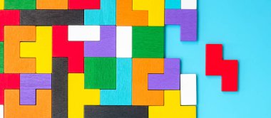 Mavi arka planda renkli ahşap yapboz parçaları, geometrik şekil bloğu. Mantıksal düşünme kavramları, Conundrum, çözümler, rasyonel, strateji, dünya mantık günü ve eğitim