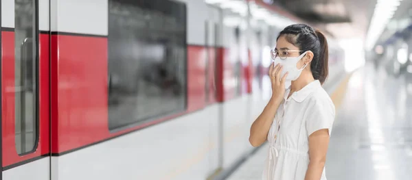 Mujer Que Usa Protección Antifaz Prevención Coronavirus Inflexión Durante Tren —  Fotos de Stock