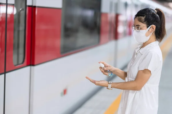 Frau Saubere Hand Durch Alkohol Gel Desinfektionsmittel Zug Oder Öffentlichen — Stockfoto